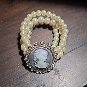 Source Unknown Cream Pearl Cameo Bracelet